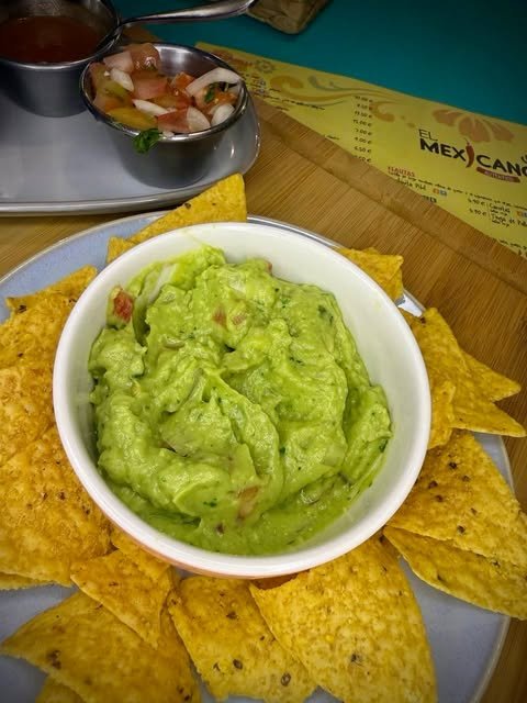Guacamole con totopos y pico de gallo