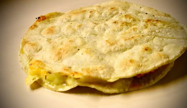 Quesadilla con queso fundido