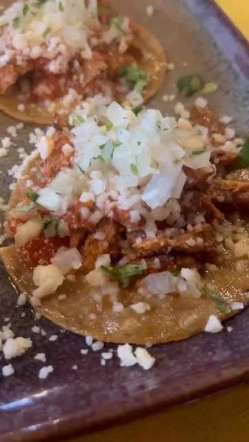 Tacos de tinga con cebolla, cilantro y queso